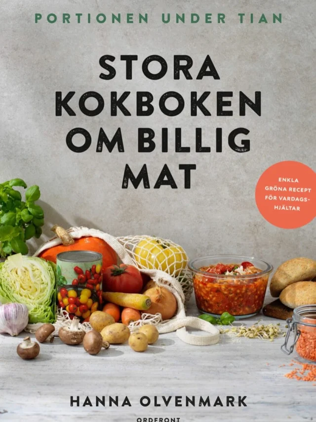 Stora kokboken om billig mat! Samlingsvolym med de bästa recept från @portionenundertian plus ett gäng nya! Den perfekta studentpresenten om du frågar mej!  En bibel för den som vill äta god, klimatsmart mat och fortfarande ha en slant kvar i plånboken!  Fin form av @evajais och @ordfrontforlag är förlaget! 🌿🌱🍀