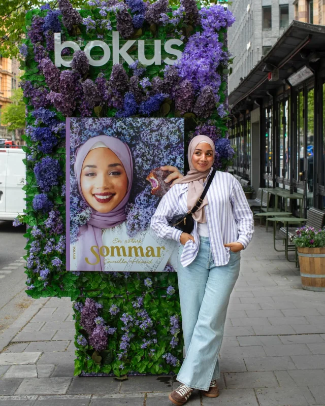 En liten, enkel skyltning på Birger Jarlsgatan bara..😍💜🥳 #ensötaresommar @camillahamid @bokforlagetpolaris @bokus_com